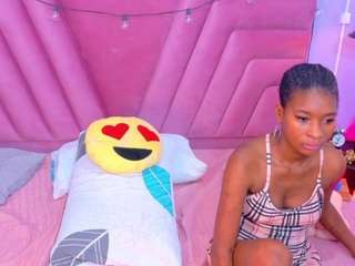 petitelittleebon... Live Webcam on CamSoda