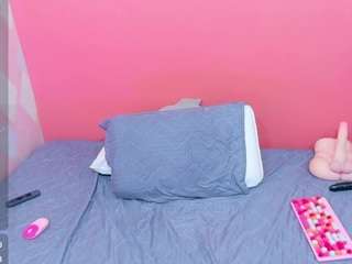 petitelittleebon... Live Webcam on CamSoda