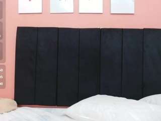 petitelittleebon... Live Webcam on CamSoda