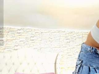 Sarasmit's cam show statistics and live stream