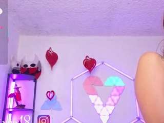 LittleVixen18 live cam preview