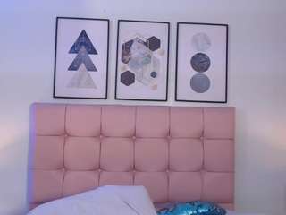 zoe-jones13's CamSoda show and profile