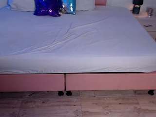 zoe-jones13's CamSoda show and profile