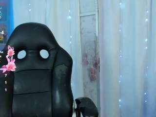 Este modelo está en vivo ahora. falakyasin
