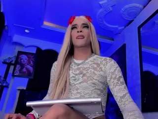SachaPink live cam — average, black hair, brown eyes
