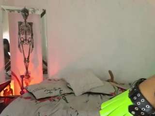 Live webcam model elissecinnamon on Soda Cams