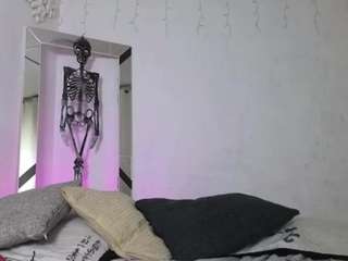 Live webcam model elissecinnamon on Soda Cams