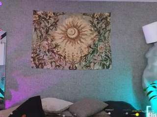 Live webcam model elissecinnamon on Soda Cams