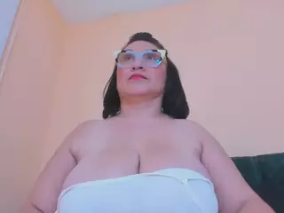 Selene-32's Live Sex Cam Show