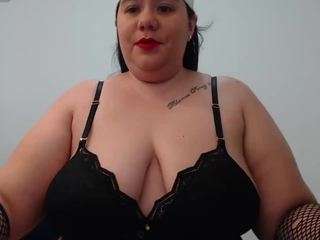 andrea-curvy1 webcam