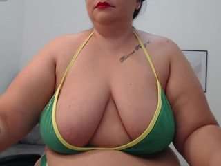 andrea-curvy1