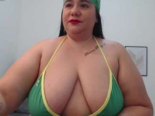 andrea-curvy1 webcam