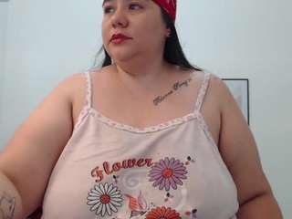 andrea-curvy1 webcam model