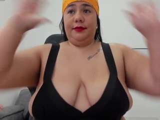 andrea-curvy1