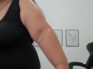 andrea-curvy1