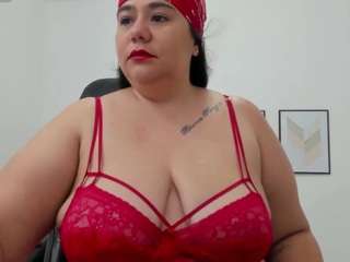 andrea-curvy1