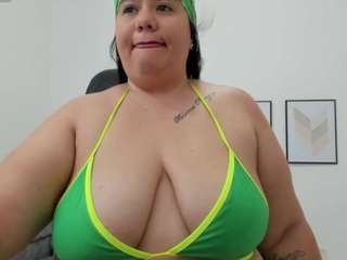 Andrea-curvy1 live cam