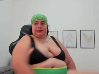 andrea-curvy1