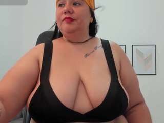 andrea-curvy1