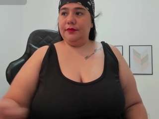 andrea-curvy1 webcam model