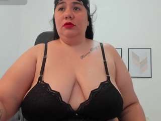 andrea-curvy1