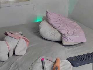 alejarossi's CamSoda show and profile