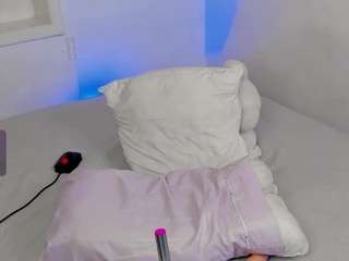 Live webcam model alejarossi on Soda Cams