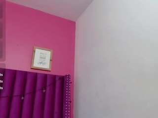petitelittleebon... Live Webcam on CamSoda