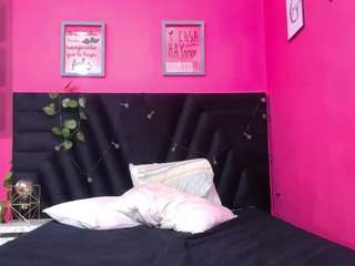 petitelittleebon... Live Webcam on CamSoda