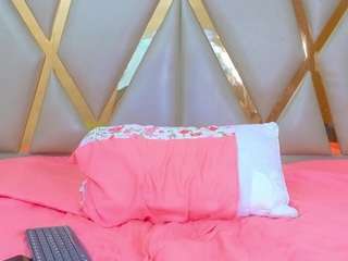 petitelittleebonyy Webcam Model Profile