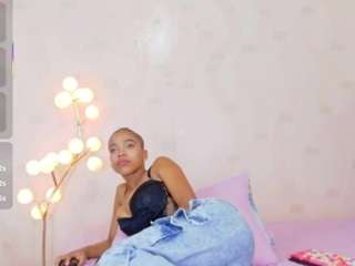 petitelittleebon... Live Webcam on CamSoda
