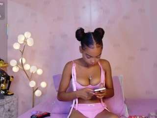 Este modelo está ao vivo agora. petitelittleebonyy