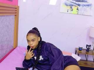 petitelittleebonyy