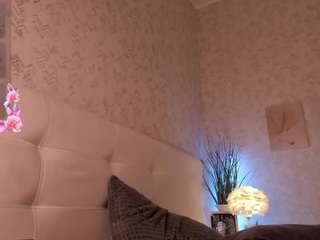 hollyy-lee's CamSoda show and profile