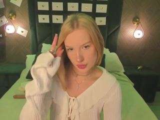 hollyy-lee Live Webcam on CamSoda