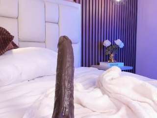 AvyMilton live webcam show