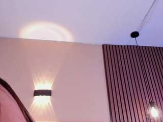 AvyMilton live cam preview