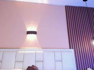AvyMilton live cam preview
