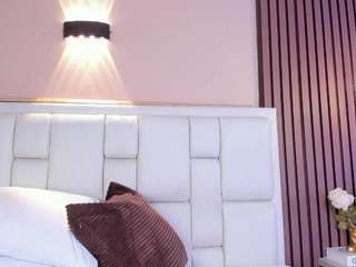 AvyMilton live cam preview