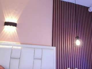 AvyMilton live cam preview