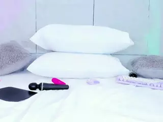 AvyMilton's Live Sex Cam Show