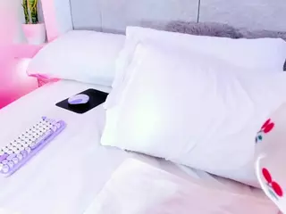 AvyMilton's Live Sex Cam Show