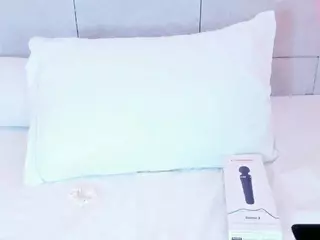 AvyMilton's Live Sex Cam Show