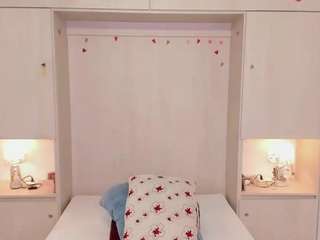 Live webcam model trishamoon on Soda Cams