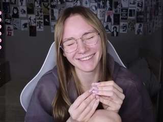 littlevildevil — LIVE on Chaturbate