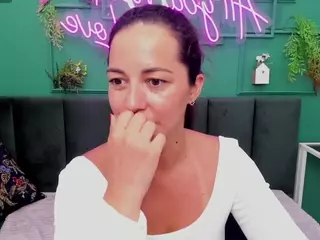LindaInsatiable's Live Sex Cam Show