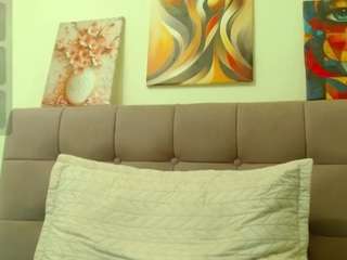 This model is live right now. samanta-pink