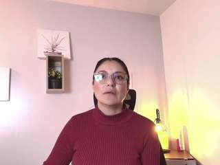 le modèle zuzana21 est en webcam porno dans un show sur le site camsoda, il possède les tags suivants: blowjob,dirty talk,flash,flashing,mature,middle-aged,pov,striptease,hd,milf