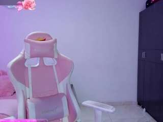 isa-diamond's CamSoda show and profile