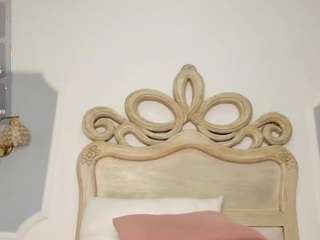 Acest model este live acum. chloe-adams10